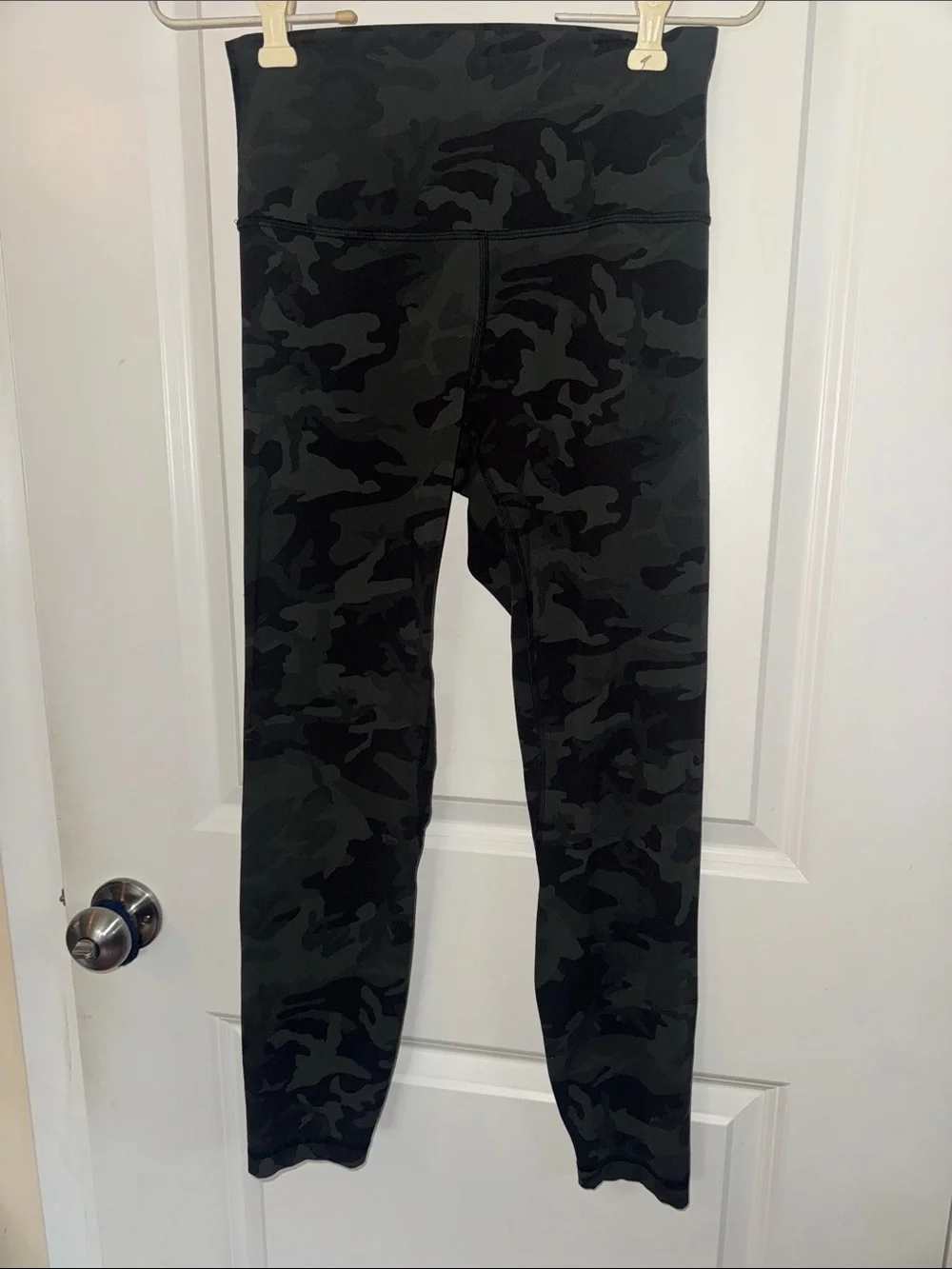 Lululemon army green black camo leggings size 6 - Picture 1 of 5